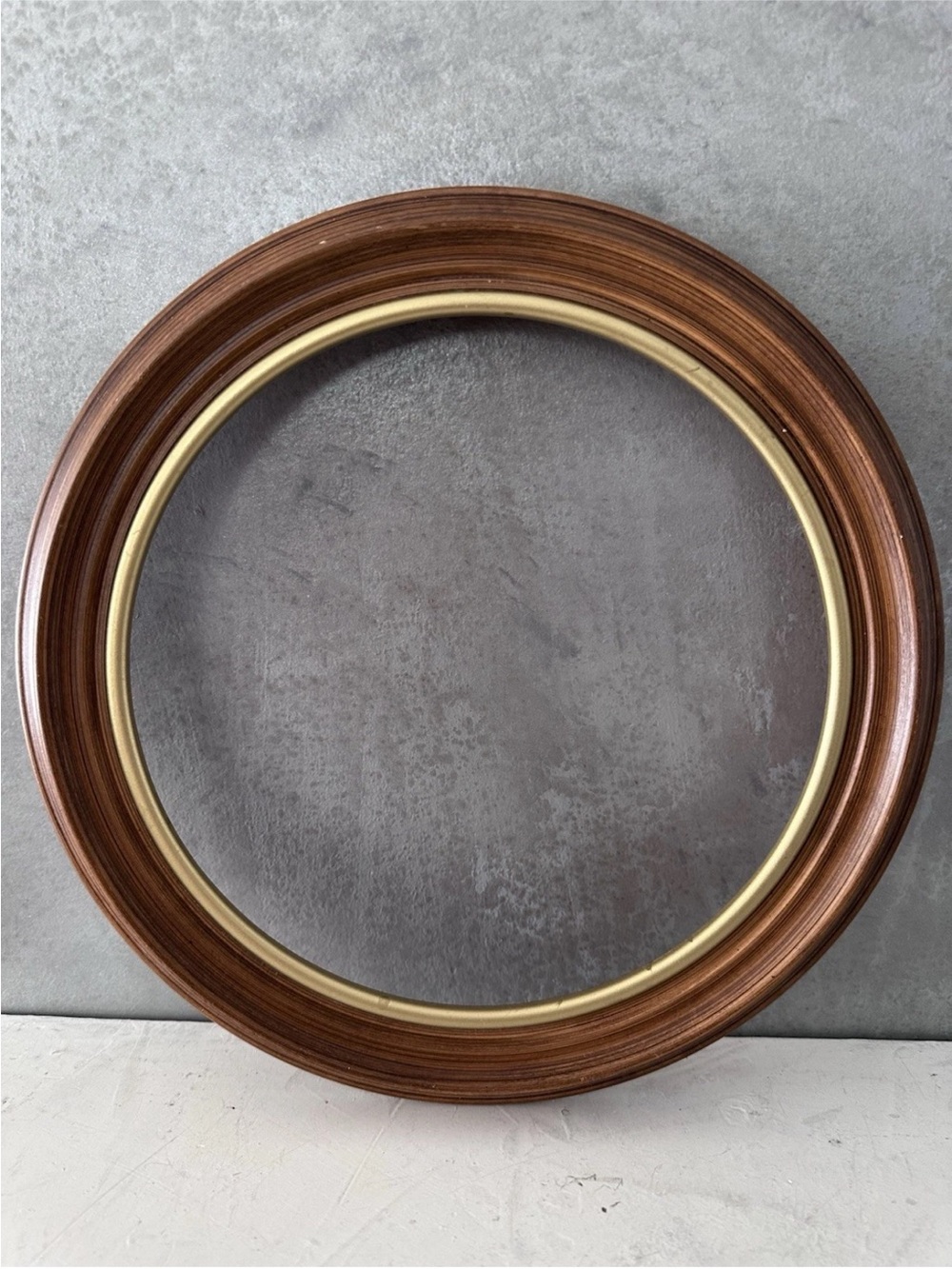 2 Vintage Van Hygan & Smythe Round Plate Frame FITS 9" Brown GOLD TRIM - Picture 3 of 6